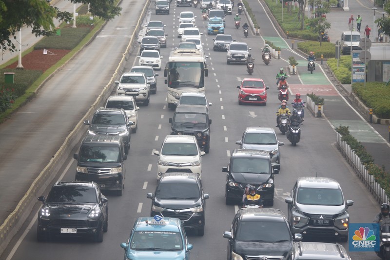 Sejumlah kendaraan bermotor melintas di Kawasan Sudirman, Jakarta, Selasa (10/1/2023). (CNBC Indonesia/Muhammad Sabki)