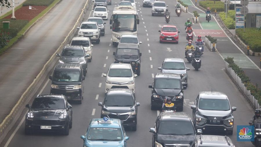 Sejumlah kendaraan bermotor melintas di Kawasan Sudirman, Jakarta, Selasa (10/1/2023). (վ/Muhammad Sabki)