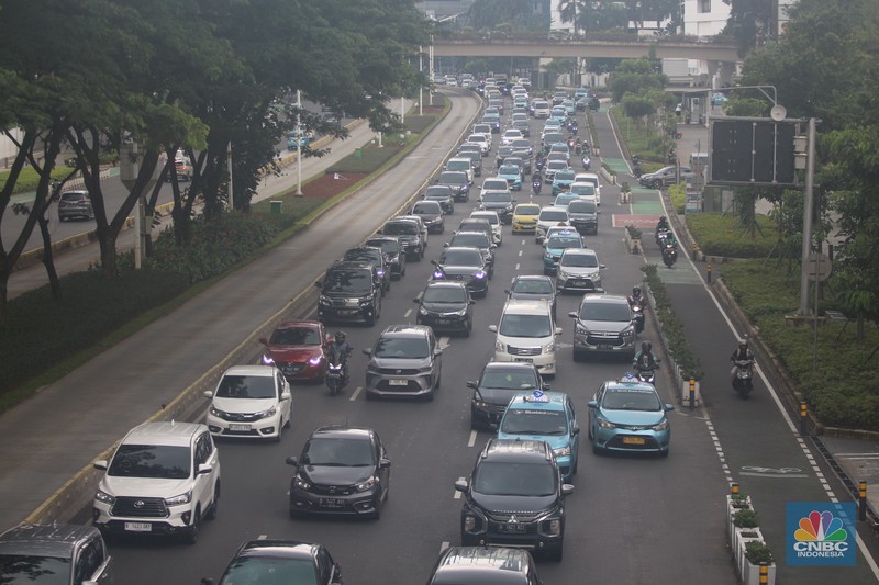 Sejumlah kendaraan bermotor melintas di Kawasan Sudirman, Jakarta, Selasa (10/1/2023). (CNBC Indonesia/Muhammad Sabki)
