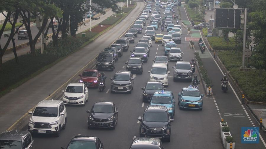 Sejumlah kendaraan bermotor melintas di Kawasan Sudirman, Jakarta, Selasa (10/1/2023). (²©²ÊÍøÕ¾/Muhammad Sabki)