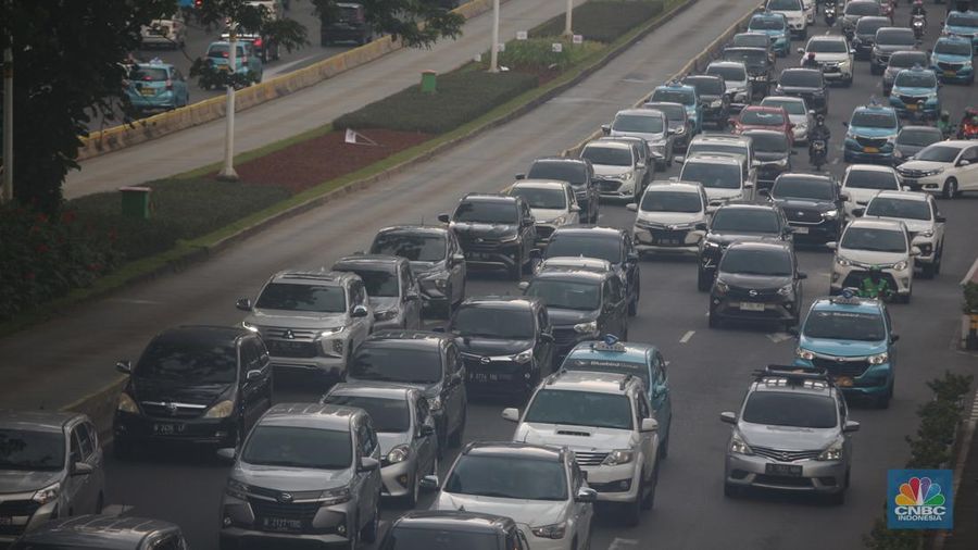 Sejumlah kendaraan bermotor melintas di Kawasan Sudirman, Jakarta, Selasa (10/1/2023). (CNBC Indonesia/Muhammad Sabki)