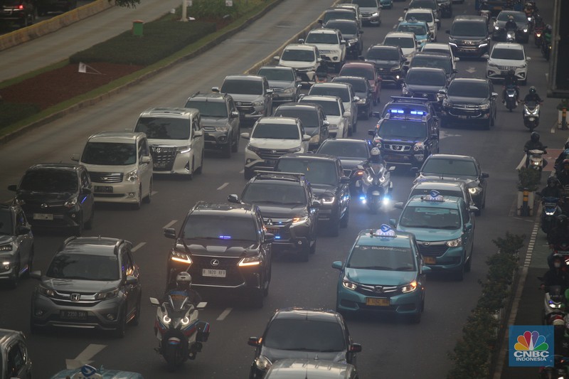 Sejumlah kendaraan bermotor melintas di Kawasan Sudirman, Jakarta, Selasa (10/1/2023). (CNBC Indonesia/Muhammad Sabki)