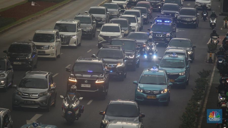 Sejumlah kendaraan bermotor melintas di Kawasan Sudirman, Jakarta, Selasa (10/1/2023). (CNBC Indonesia/Muhammad Sabki)