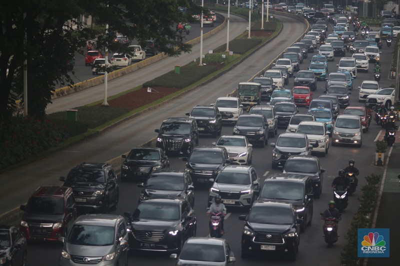 Sejumlah kendaraan bermotor melintas di Kawasan Sudirman, Jakarta, Selasa (10/1/2023). (CNBC Indonesia/Muhammad Sabki)