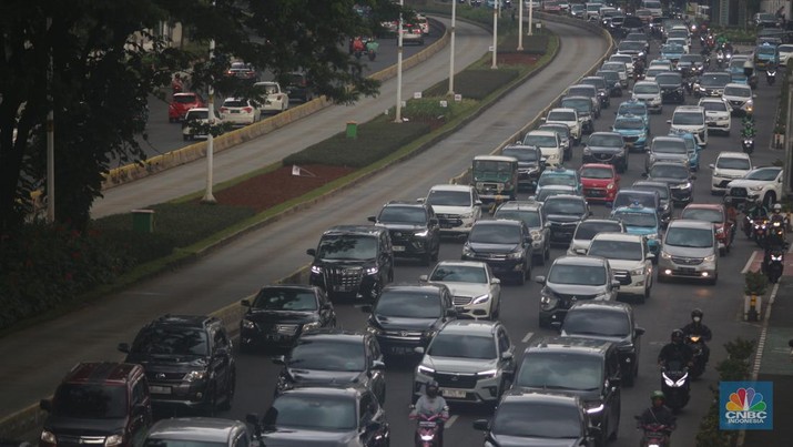 Sejumlah kendaraan bermotor melintas di Kawasan Sudirman, Jakarta, Selasa (10/1/2023). (CNBC Indonesia/Muhammad Sabki)