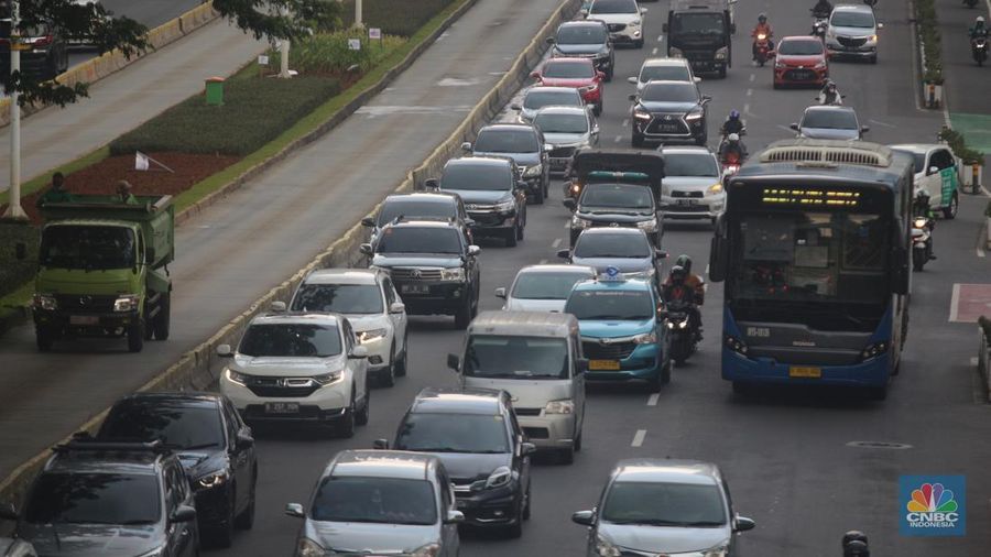 Sejumlah kendaraan bermotor melintas di Kawasan Sudirman, Jakarta, Selasa (10/1/2023). (CNBC Indonesia/Muhammad Sabki)
