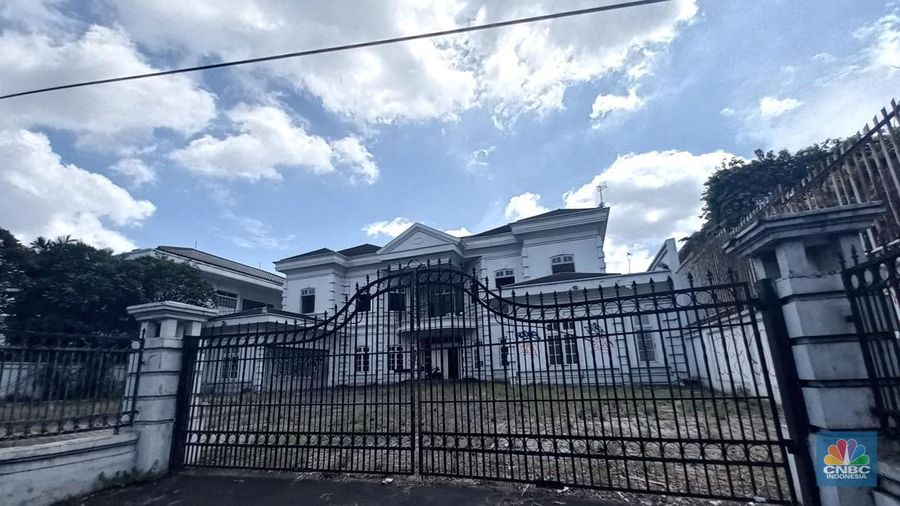 Suasana rumah yang tidak berpenghasilan di kawasan Pondok Indah Jakarta, Selasa, 10/1/2023. Sebelumnya sempat viral rumah mewah pemilik Eny di kawasan Cakung yang banyak menyita perhatian warga di sosial media. (CNBC Indonesia/ Muhammad Sabki)