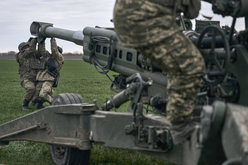 Tentara Ukraina menembaki posisi Rusia di wilayah Kherson, Ukraina, 9 Januari 2023. (AP/LIBKOS)