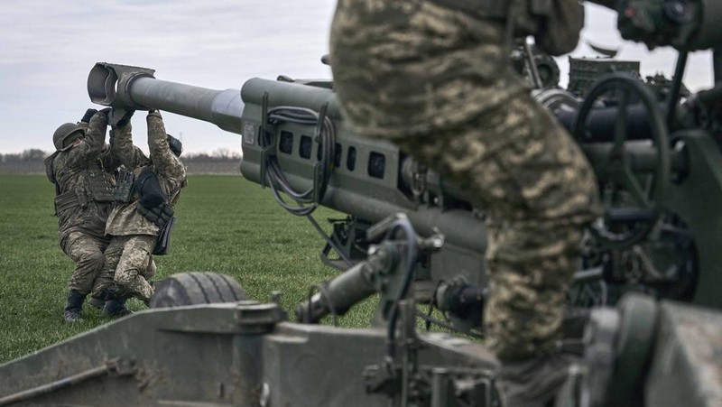 Tentara Ukraina menembaki posisi Rusia di wilayah Kherson, Ukraina, 9 Januari 2023. (AP/LIBKOS)
