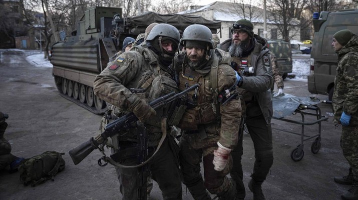 Tentara Ukraina menembaki posisi Rusia di wilayah Kherson, Ukraina, 9 Januari 2023. (AP/LIBKOS) Tentara Ukraina menembaki posisi Rusia di wilayah Kherson, Ukraina, 9 Januari 2023. (AP/LIBKOS)