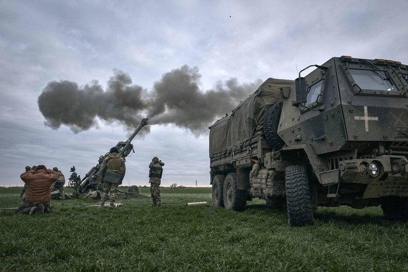 Tentara Ukraina menembaki posisi Rusia di wilayah Kherson, Ukraina, 9 Januari 2023. (AP/LIBKOS)