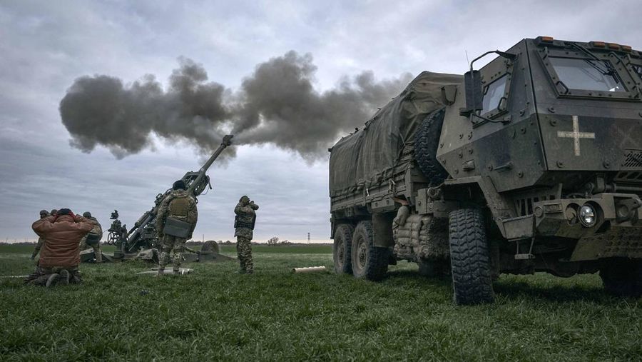 Tentara Ukraina menembaki posisi Rusia di wilayah Kherson, Ukraina, 9 Januari 2023. (AP/LIBKOS)