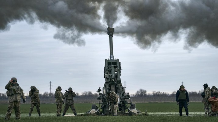 Tentara Ukraina menembaki posisi Rusia di wilayah Kherson, Ukraina, 9 Januari 2023. (AP/LIBKOS) Tentara Ukraina menembaki posisi Rusia di wilayah Kherson, Ukraina, 9 Januari 2023. (AP/LIBKOS)