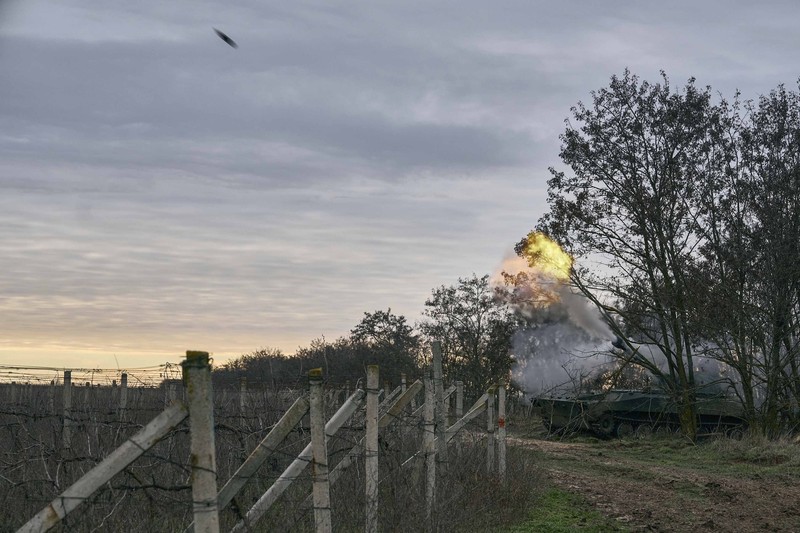 Tentara Ukraina menembaki posisi Rusia di wilayah Kherson, Ukraina, 9 Januari 2023. (AP/LIBKOS)