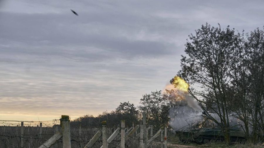 Tentara Ukraina menembaki posisi Rusia di wilayah Kherson, Ukraina, 9 Januari 2023. (AP/LIBKOS)