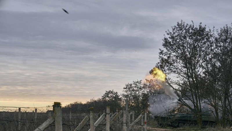 Tentara Ukraina menembaki posisi Rusia di wilayah Kherson, Ukraina, 9 Januari 2023. (AP/LIBKOS)