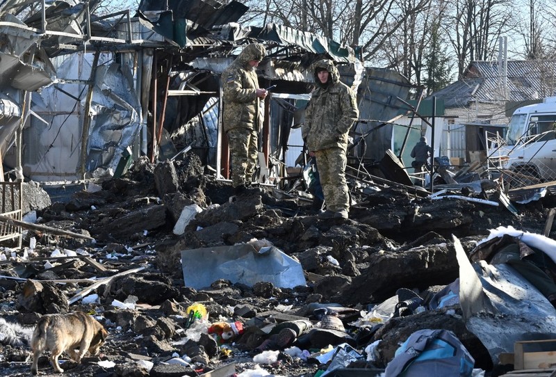 Tentara Ukraina menembaki posisi Rusia di wilayah Kherson, Ukraina, 9 Januari 2023. (AP/LIBKOS)