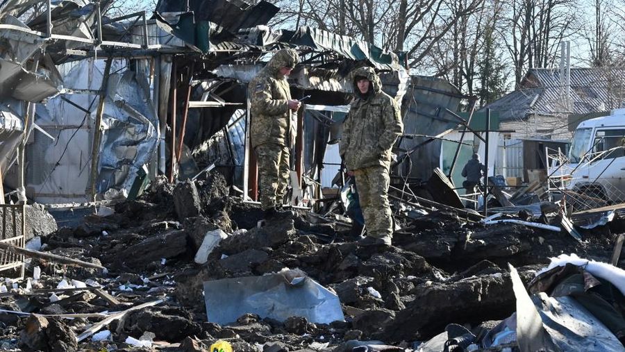 Tim penyelamat Ukraina bekerja di lokasi setelah serangan rudal Rusia di pasar lokal di desa Shevchenkove, wilayah Kharkiv pada 9 Januari 2023. (AFP/SERGEY BOBOK)