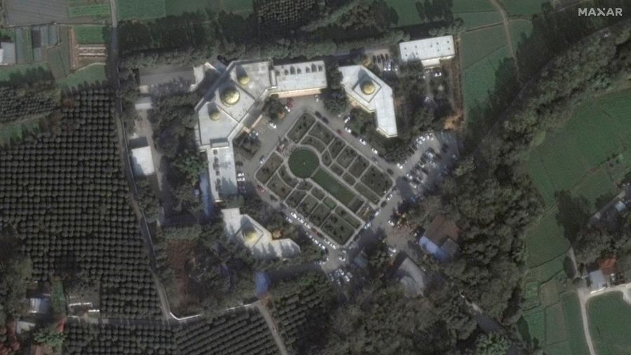 Citra satelit di atas sejumlah kota di China menunjukkan seluruh krematorium di sana dipenuhi kendaraan roda empat yang diparkir. (via REUTERS/MAXAR TECHNOLOGIES)