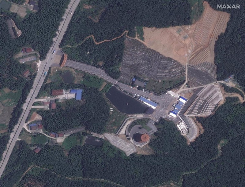 Citra satelit di atas sejumlah kota di China menunjukkan seluruh krematorium di sana dipenuhi kendaraan roda empat yang diparkir. (via REUTERS/MAXAR TECHNOLOGIES) Citra satelit di atas sejumlah kota di China menunjukkan seluruh krematorium di sana dipenuhi kendaraan roda empat yang diparkir. (via REUTERS/MAXAR TECHNOLOGIES)