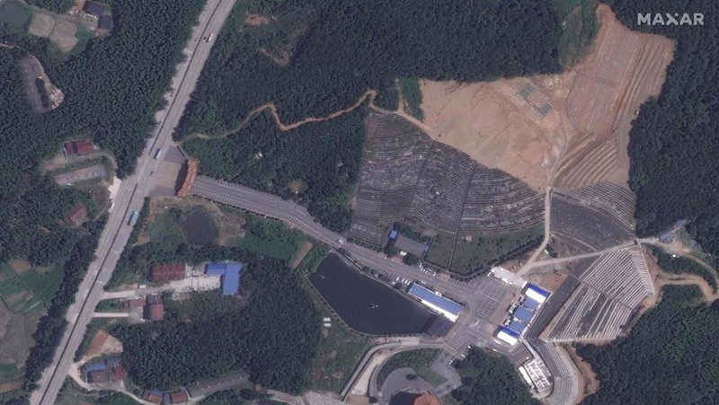 Citra satelit di atas sejumlah kota di China menunjukkan seluruh krematorium di sana dipenuhi kendaraan roda empat yang diparkir. (via REUTERS/MAXAR TECHNOLOGIES)