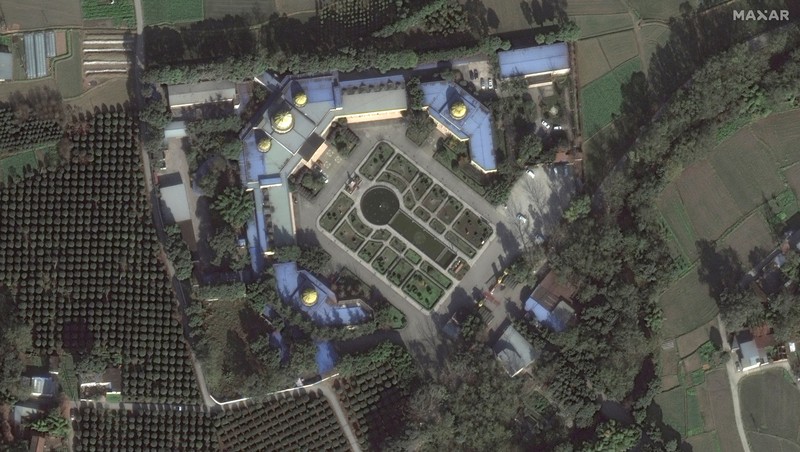 Citra satelit di atas sejumlah kota di China menunjukkan seluruh krematorium di sana dipenuhi kendaraan roda empat yang diparkir. (via REUTERS/MAXAR TECHNOLOGIES)