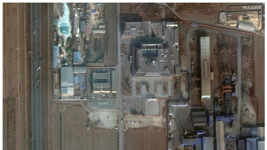 Citra satelit di atas sejumlah kota di China menunjukkan seluruh krematorium di sana dipenuhi kendaraan roda empat yang diparkir. (via REUTERS/MAXAR TECHNOLOGIES)
