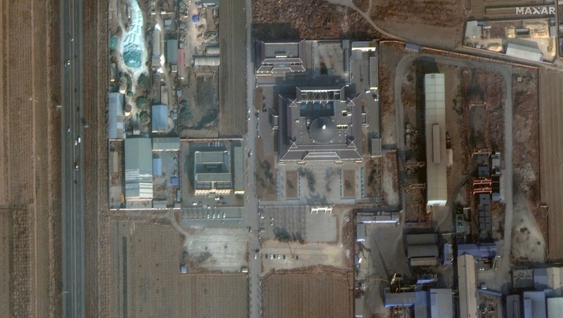 Citra satelit di atas sejumlah kota di China menunjukkan seluruh krematorium di sana dipenuhi kendaraan roda empat yang diparkir. (via REUTERS/MAXAR TECHNOLOGIES) Citra satelit di atas sejumlah kota di China menunjukkan seluruh krematorium di sana dipenuhi kendaraan roda empat yang diparkir. (via REUTERS/MAXAR TECHNOLOGIES)