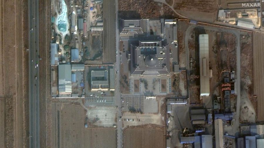 Citra satelit di atas sejumlah kota di China menunjukkan seluruh krematorium di sana dipenuhi kendaraan roda empat yang diparkir. (via REUTERS/MAXAR TECHNOLOGIES)