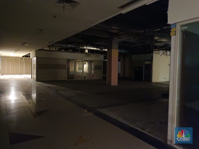 Salah satu pusat perbelanjaan yang sebelumnya selalu ramai, kini Mall WTC Matahari yang berlokasi tepat di depan Jalan Raya Serpong, Kota Tangerang Selatan nampak lenggang, dan banyak kios kosong pada hari Rabu (11/1/2023). Salah satu pusat perbelanjaan yang sebelumnya selalu ramai, kini Mall WTC Matahari yang berlokasi tepat di depan Jalan Raya Serpong, Kota Tangerang Selatan nampak lenggang, dan banyak kios kosong pada hari Rabu (11/1/2023). (CNBC Indonesia/Martyasari Rizky)