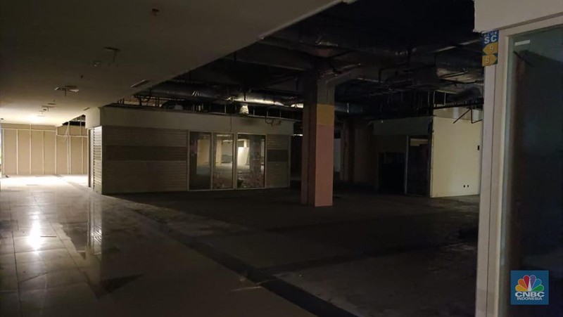 Salah satu pusat perbelanjaan yang sebelumnya selalu ramai, kini Mall WTC Matahari yang berlokasi tepat di depan Jalan Raya Serpong, Kota Tangerang Selatan nampak lenggang, dan banyak kios kosong pada hari Rabu (11/1/2023). (CNBC Indonesia/Martyasari Rizky)