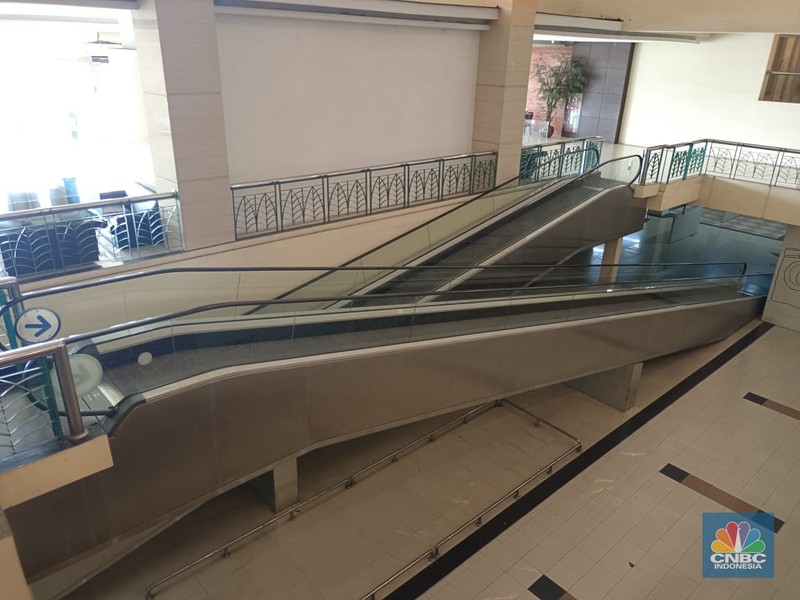 Salah satu pusat perbelanjaan yang sebelumnya selalu ramai, kini Mall WTC Matahari yang berlokasi tepat di depan Jalan Raya Serpong, Kota Tangerang Selatan nampak lenggang, dan banyak kios kosong pada hari Rabu (11/1/2023). Salah satu pusat perbelanjaan yang sebelumnya selalu ramai, kini Mall WTC Matahari yang berlokasi tepat di depan Jalan Raya Serpong, Kota Tangerang Selatan nampak lenggang, dan banyak kios kosong pada hari Rabu (11/1/2023). (CNBC Indonesia/Martyasari Rizky)