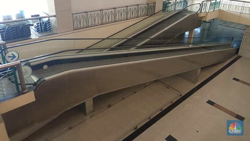 Salah satu pusat perbelanjaan yang sebelumnya selalu ramai, kini Mall WTC Matahari yang berlokasi tepat di depan Jalan Raya Serpong, Kota Tangerang Selatan nampak lenggang, dan banyak kios kosong pada hari Rabu (11/1/2023). (CNBC Indonesia/Martyasari Rizky)