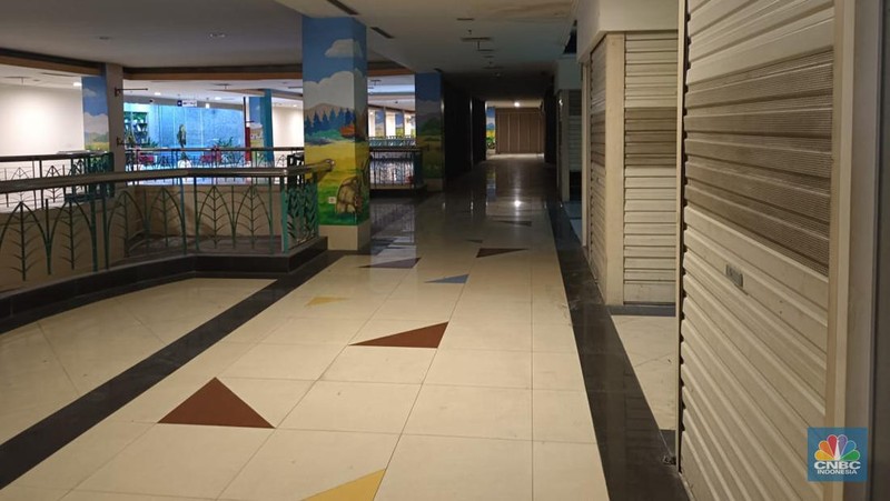 Salah satu pusat perbelanjaan yang sebelumnya selalu ramai, kini Mall WTC Matahari yang berlokasi tepat di depan Jalan Raya Serpong, Kota Tangerang Selatan nampak lenggang, dan banyak kios kosong pada hari Rabu (11/1/2023). (CNBC Indonesia/Martyasari Rizky)