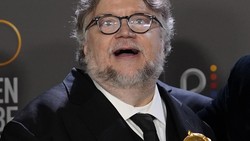 Hii! Guillermo del Toro Diganggu Hantu saat Syuting Frankenstein