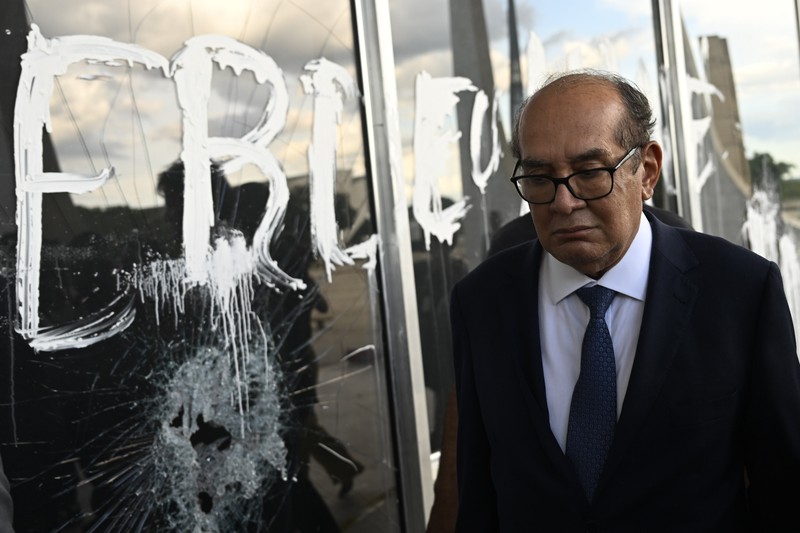 Hakim Mahkamah Agung Brasil Gilmar Mendes berjalan di gedung Mahkamah Agung setelah kerusuhan anti-demokrasi Brasil, di Brasilia, Brasil, 10 Januari 2023. Hakim Mahkamah Agung Brasil Gilmar Mendes berjalan di gedung Mahkamah Agung setelah kerusuhan anti-demokrasi Brasil, di Brasilia, Brasil, 10 Januari 2023. (Photo by Mateus Bonomi/Anadolu Agency via Getty Images)