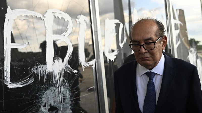 Hakim Mahkamah Agung Brasil Gilmar Mendes berjalan di gedung Mahkamah Agung setelah kerusuhan anti-demokrasi Brasil, di Brasilia, Brasil, 10 Januari 2023. (Photo by Mateus Bonomi/Anadolu Agency via Getty Images)