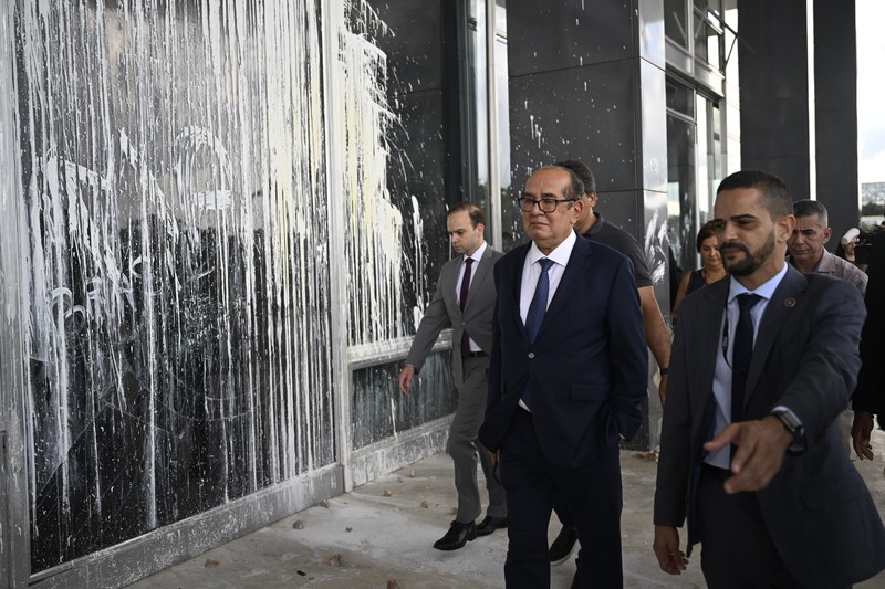 Hakim Mahkamah Agung Brasil Gilmar Mendes berjalan di gedung Mahkamah Agung setelah kerusuhan anti-demokrasi Brasil, di Brasilia, Brasil, 10 Januari 2023. Hakim Mahkamah Agung Brasil Gilmar Mendes berjalan di gedung Mahkamah Agung setelah kerusuhan anti-demokrasi Brasil, di Brasilia, Brasil, 10 Januari 2023. (Photo by Mateus Bonomi/Anadolu Agency via Getty Images)