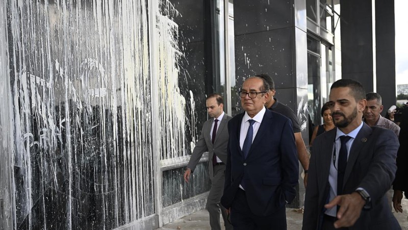 Hakim Mahkamah Agung Brasil Gilmar Mendes berjalan di gedung Mahkamah Agung setelah kerusuhan anti-demokrasi Brasil, di Brasilia, Brasil, 10 Januari 2023. (Photo by Mateus Bonomi/Anadolu Agency via Getty Images)