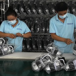 Pabrik Sepatu Adidas Cs di Tangerang PHK 1.400 Karyawan
