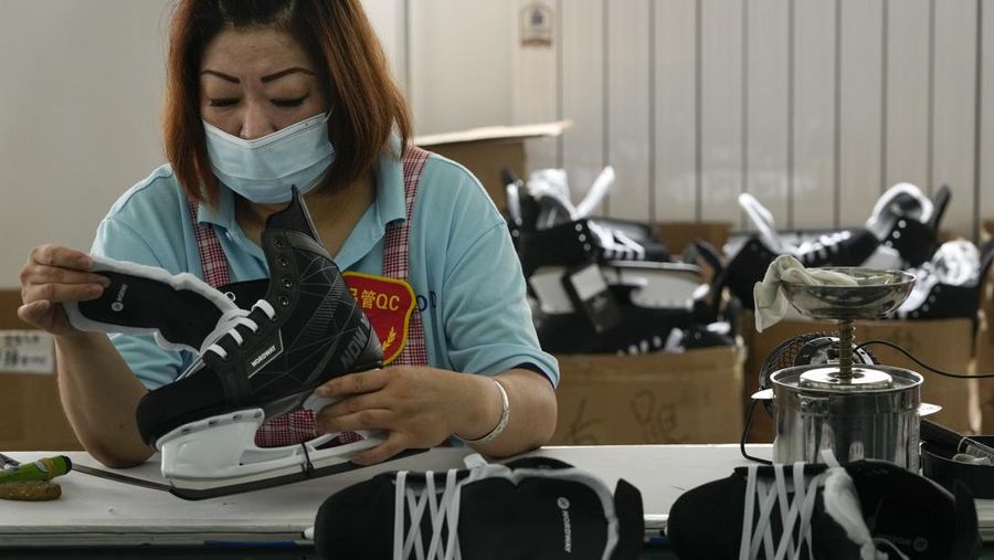 Ilustrasi pabrik sepatu. (AP/Andy Wong)