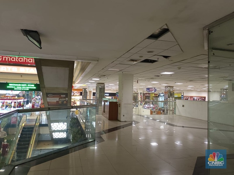Maraknya fenomena pusat perbelanjaan atau Mal yang mulai ditinggalkan para pengunjung hingga penyewa kios di dalamnya ternyata tidak terjadi di daerah Jakarta saja, Mall WTC Matahari Serpong kejayaannya kini meredup. (CNBC Indonesia/Martyasari Rizky)
