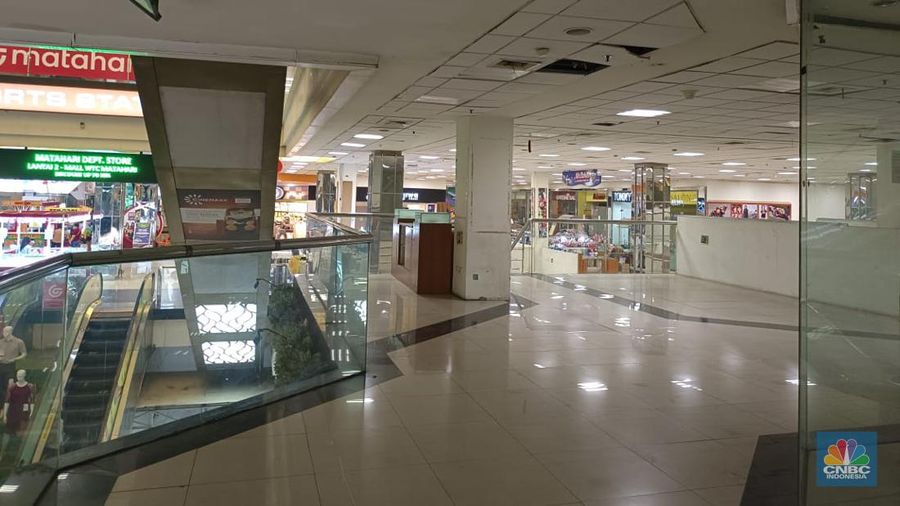 Maraknya fenomena pusat perbelanjaan atau Mal yang mulai ditinggalkan para pengunjung hingga penyewa kios di dalamnya ternyata tidak terjadi di daerah Jakarta saja, Mall WTC Matahari Serpong kejayaannya kini meredup. (վ/Martyasari Rizky)