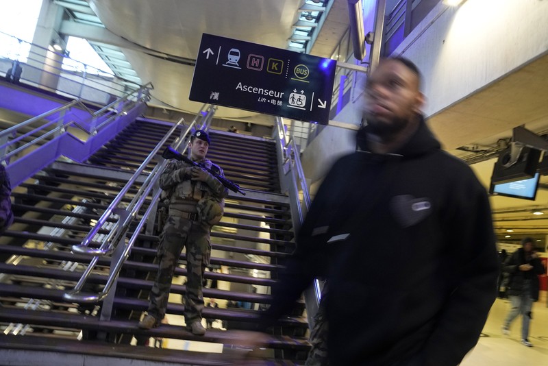 Media Prancis melaporkan bahwa orang telah ditikam di stasiun kereta api Paris dan menteri dalam negeri mengatakan beberapa orang terluka sebelum polisi Seorang tentara berpatroli di stasiun kereta Gare du Nord, Rabu, 11 Januari 2023 di Paris. Media Prancis melaporkan bahwa orang telah ditikam di stasiun kereta api Paris dan menteri dalam negeri mengatakan beberapa orang terluka sebelum polisi