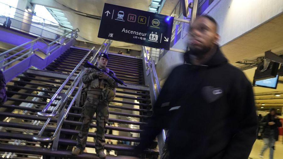 Seorang tentara berpatroli di stasiun kereta Gare du Nord, Rabu, 11 Januari 2023 di Paris. Media Prancis melaporkan bahwa orang telah ditikam di stasiun kereta api Paris dan menteri dalam negeri mengatakan beberapa orang terluka sebelum polisi 