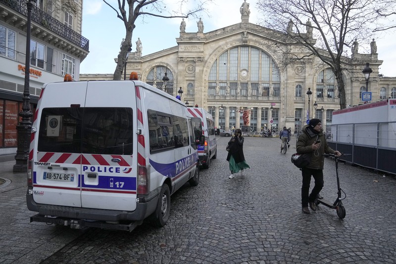 Media Prancis melaporkan bahwa orang telah ditikam di stasiun kereta api Paris dan menteri dalam negeri mengatakan beberapa orang terluka sebelum polisi Seorang tentara berpatroli di stasiun kereta Gare du Nord, Rabu, 11 Januari 2023 di Paris. Media Prancis melaporkan bahwa orang telah ditikam di stasiun kereta api Paris dan menteri dalam negeri mengatakan beberapa orang terluka sebelum polisi