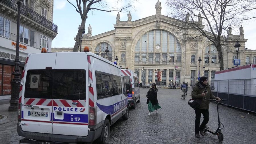 Seorang tentara berpatroli di stasiun kereta Gare du Nord, Rabu, 11 Januari 2023 di Paris. Media Prancis melaporkan bahwa orang telah ditikam di stasiun kereta api Paris dan menteri dalam negeri mengatakan beberapa orang terluka sebelum polisi 