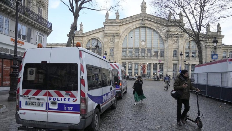 Seorang tentara berpatroli di stasiun kereta Gare du Nord, Rabu, 11 Januari 2023 di Paris. Media Prancis melaporkan bahwa orang telah ditikam di stasiun kereta api Paris dan menteri dalam negeri mengatakan beberapa orang terluka sebelum polisi 