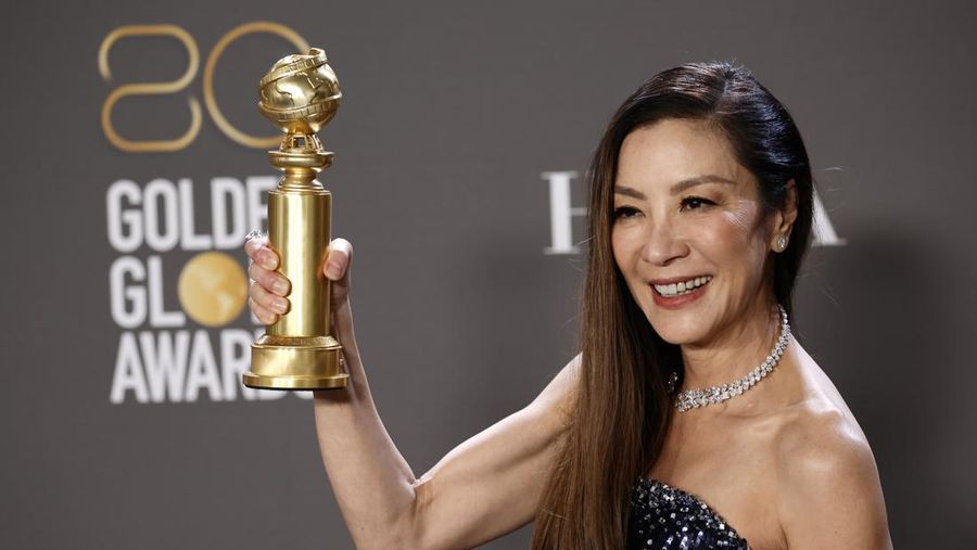 Michelle Yeoh berpose dengan penghargaan Aktris Terbaik dalam Gambar Bergerak – Musikal atau Komedi untuk 