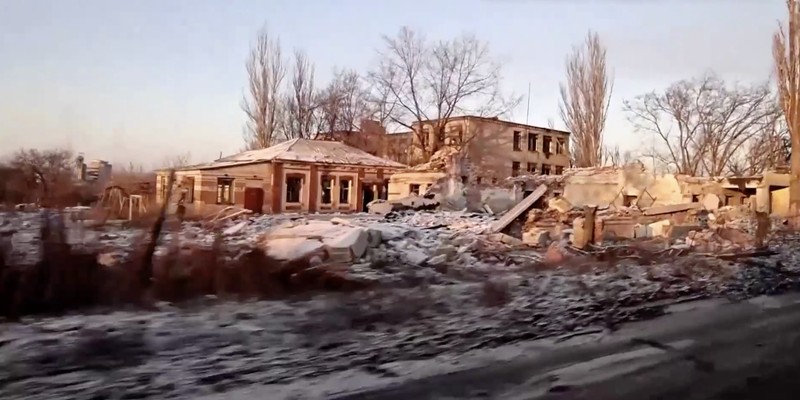 Pasukan Rusia dan Ukraina terlibat dalam pertempuran sengit pada hari Rabu (11/1/2023) di kota Soledar di Ukraina timur. (Video Reuters/Olena Harmash and Clodagh Kilcoyne)